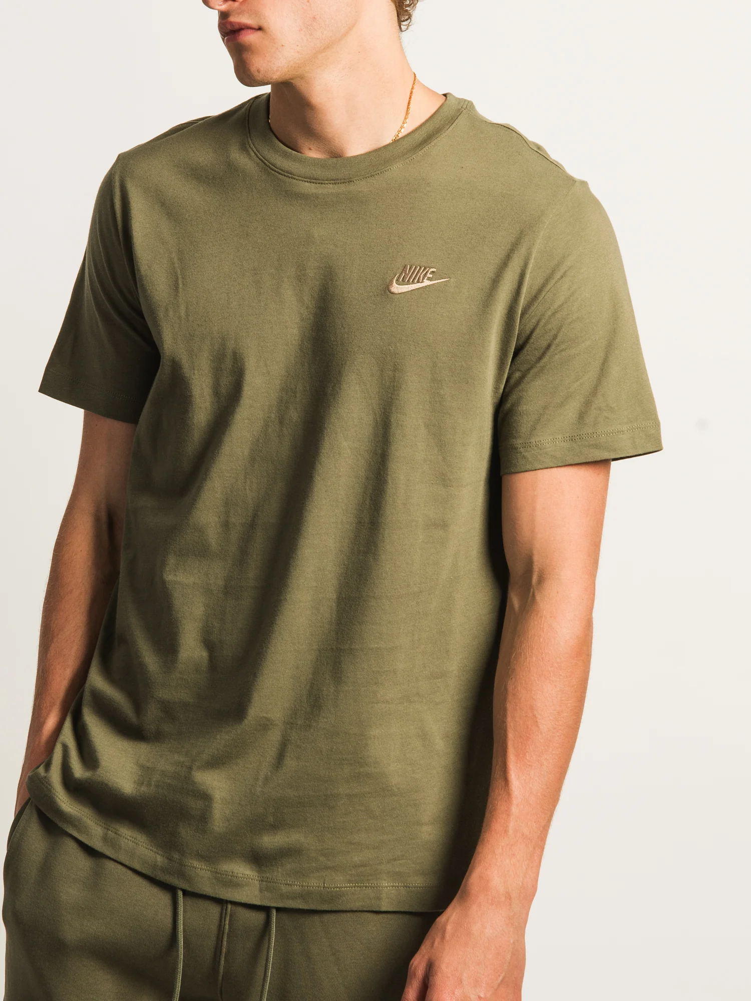 NIKE SPORTSWEAR CLUB T-SHIRT - OLIVE - Image 3