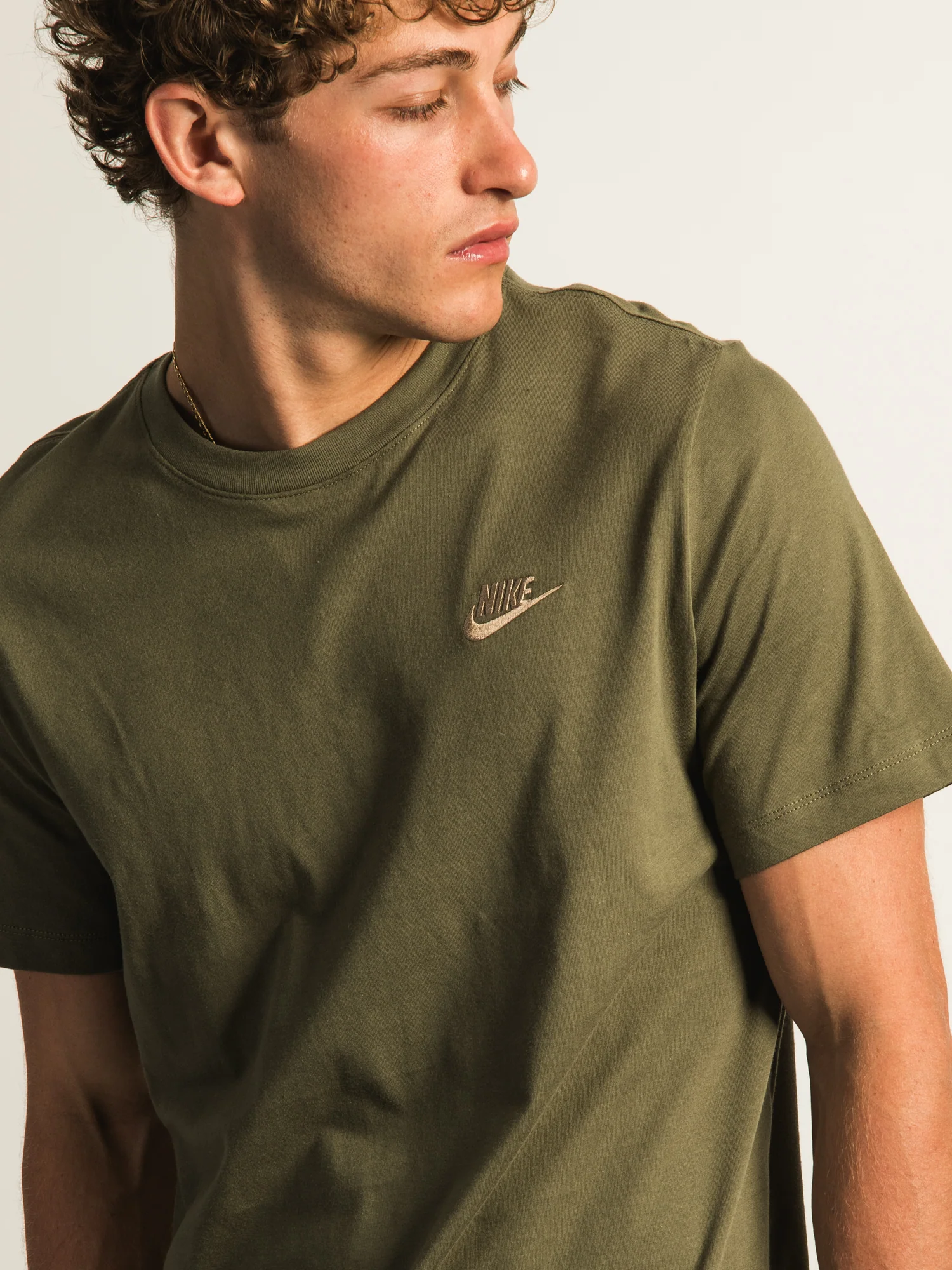 NIKE SPORTSWEAR CLUB T-SHIRT - OLIVE - Image 4