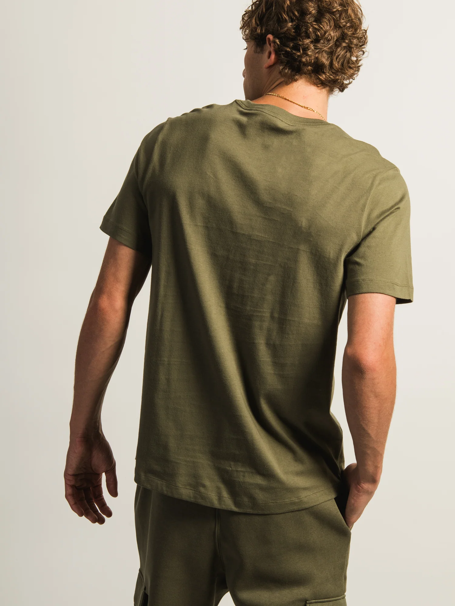 NIKE SPORTSWEAR CLUB T-SHIRT - OLIVE - Image 5
